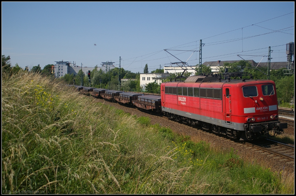 DB 151 149-2 mit Stahlbrammen am 18.06.2012 in Berlin Bornholmer Strae
