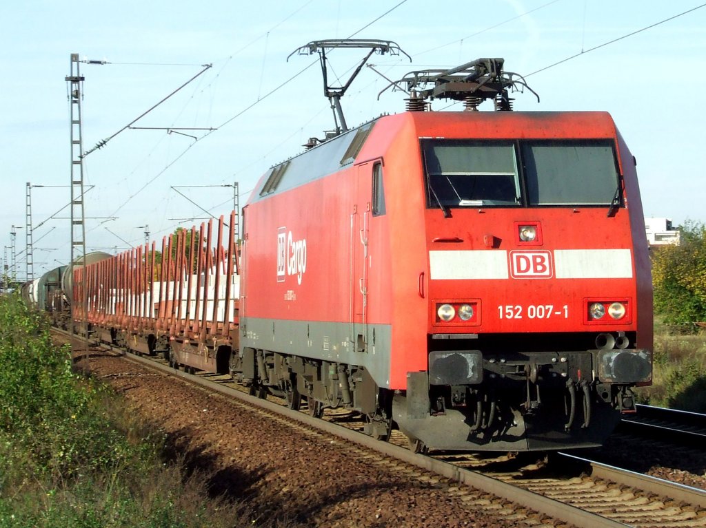 DB 152 007 am 06.10.2010 nahe Wiestal mit einem Gterzug in Richtung Sden.