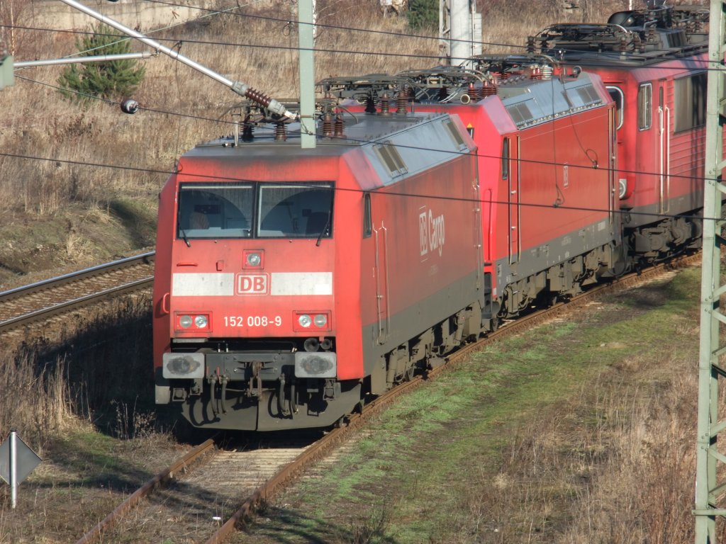 DB 152 008-9 wartet am 17.01.2011 in Halle/S. auf neue Aufgaben.