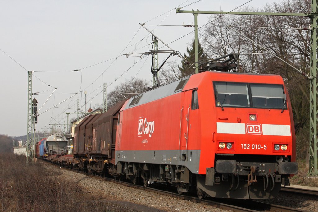 DB 152 010 zieht am 12.3.11 einen gemischten Gterzug durch Bonn-Oberkassel.Gru zurck an den Tf!