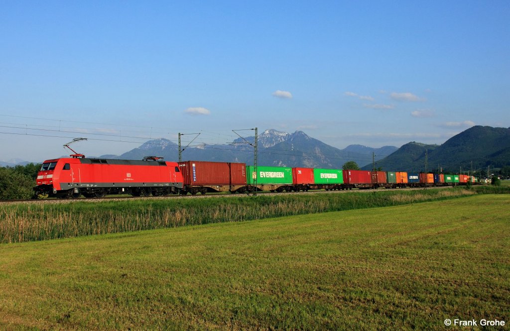 DB 152 011-3 vor Containerzug Richtung Rosenheim, KBS 951 Salzburg - Mnchen, fotografiert bei Weisham am 14.05.2012