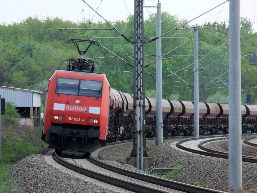 DB 152 058-4 am 8.5.2012 kurz vor Einfahrt in den Bitterfelder Bahnhof