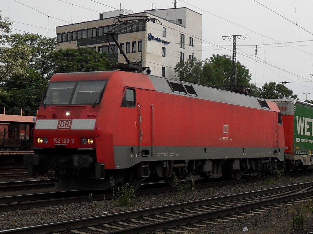 DB 152 129-3 fhrt mit einem LKW zug durch den Bahnhof Kln West am 29.3.10