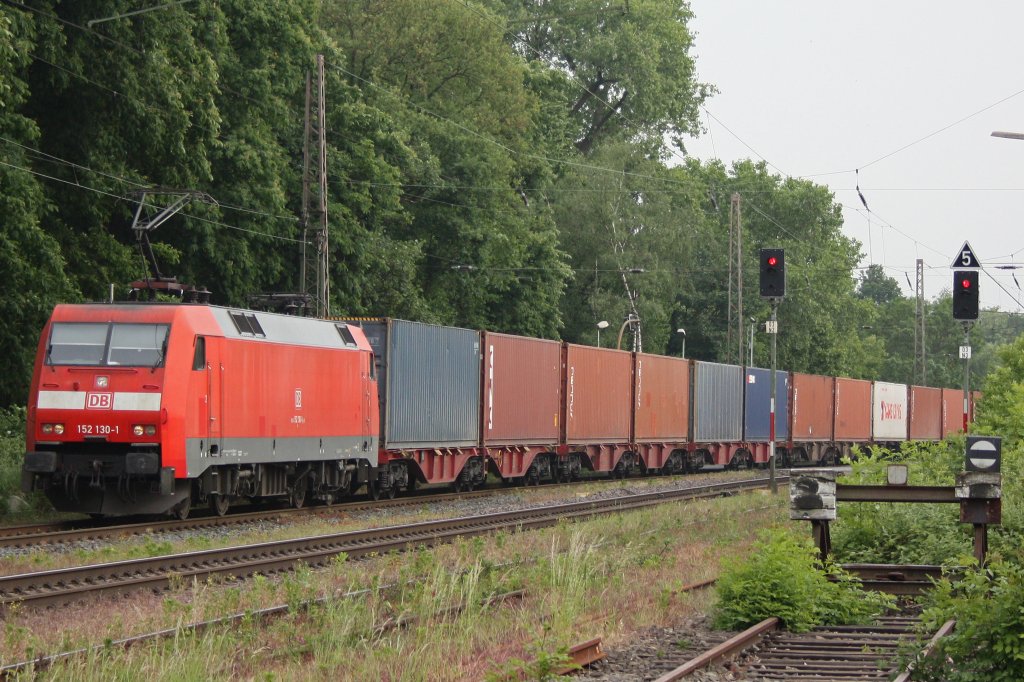 DB 152 130-1 am 19.5.11 mit einem Containerzug bei der Durchfart durch Ratingen-Lintorf.Gru an den Tf!