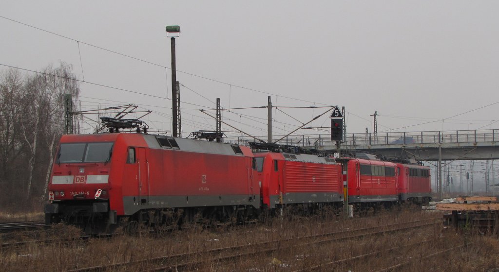 DB 152 141-8 am Ende eines Lokzugs Richtung Grokorbetha, in Naumburg (S) Hbf; 19.02.2011