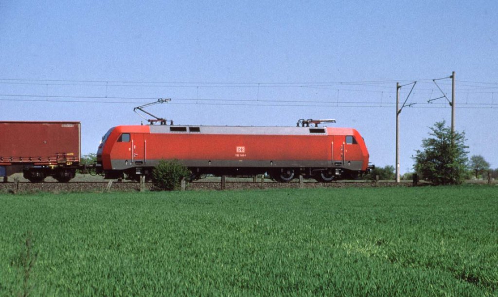 DB 152 149 hat soeben den Grenzbahnhof Padborg in Dnemark verlassen und befindet sich jetzt auf dem Weg nach Maschen. Aufnahme im Mai 2001 beim Grenzkrug  Zur Krone .