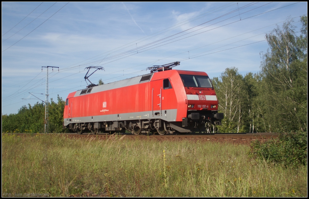 DB 152 157-4 ist am 20.08.2011 solo in der Berliner Wuhlheide unterwegs