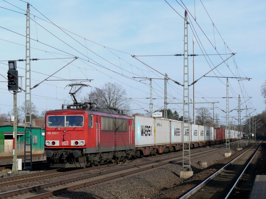 DB 155 020 mit einem Containerzug bei Durchfahrt durch Schwarzenbek in Richtung Hamburg, 23.03.2011
