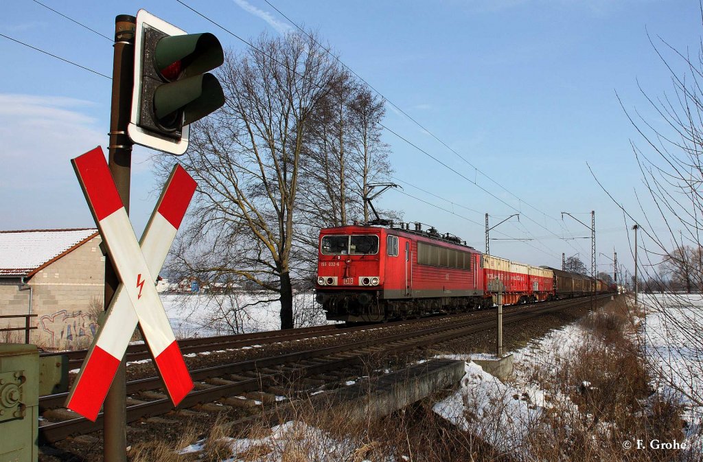 DB 155 032-6 mit Gterzug Richtung Nrnberg, KBS 820 Sonneberg - Lichtenfels - Bamberg - Nrnberg, fotografiert bei Baiersdorf am 31.01.2012