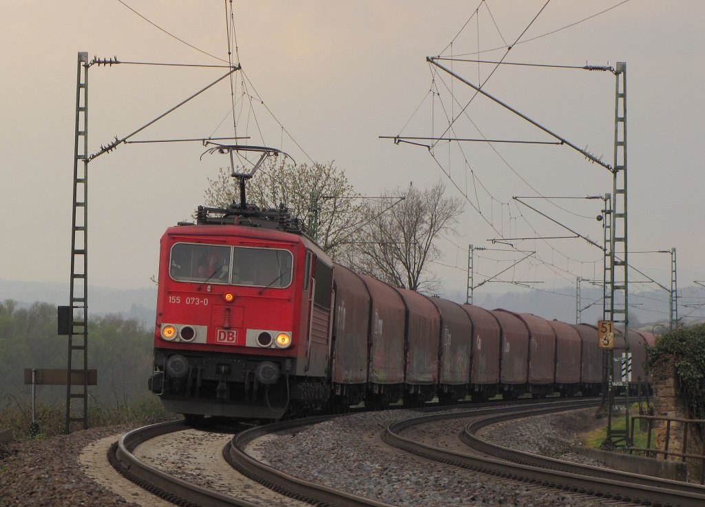 DB 155 073-3 mit einem Ganzzug Richtung Wiesbaden, bei Erbach (Rheingau); 30.03.2011