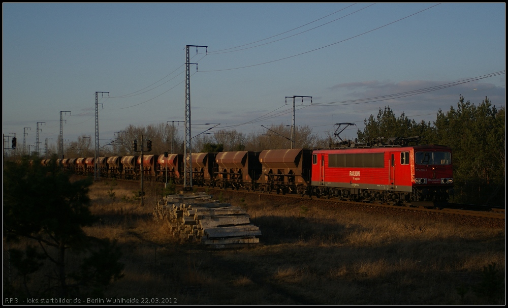 DB 155 081-3 mit Tds-Wagen bei schon fast untergegangener Sonne am 22.03.2012 in der Berliner Wuhlheide