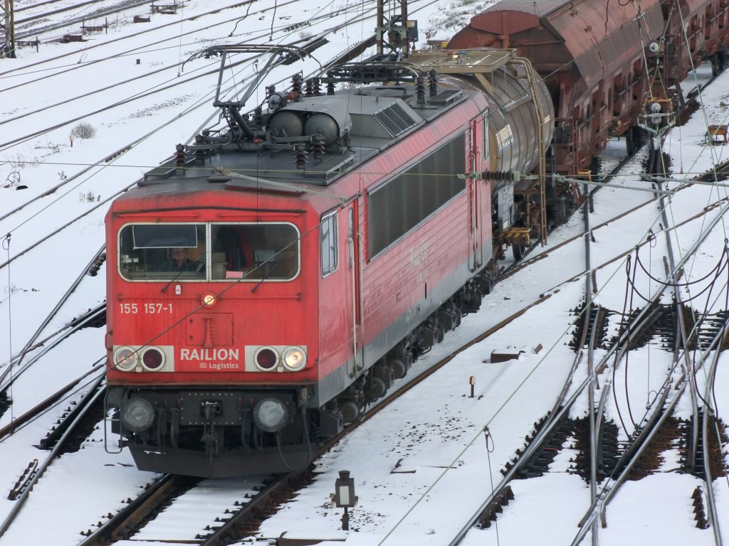 DB 155 157-1 am Nachmittag des 16.12.2010 im Bahnhof Halle/S.
