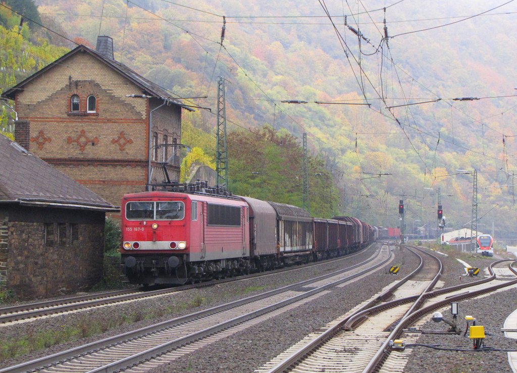 DB 155 167-0 mit einem gemischten Gterzug Richtung Koblenz, im herbstlichen Rheintal bei Kaub; 01.11.2011