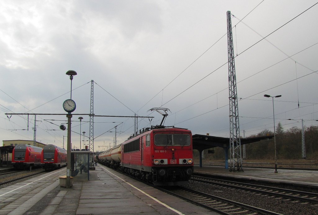 DB 155 180-3 mit einem gemischten Gterzug Richtung Halle (S), am 12.04.2012 in Sangerhausen.