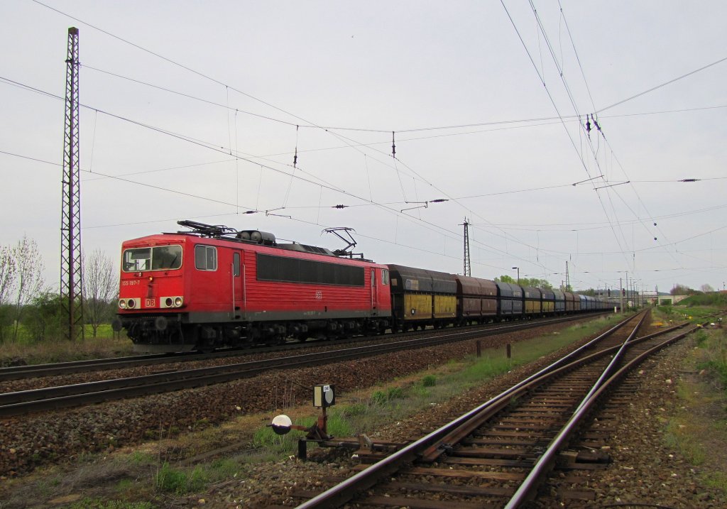 DB 155 197-7 mit PKP Kohlewagen Richtung Groheringen, in Naumburg (S); 29.04.2010