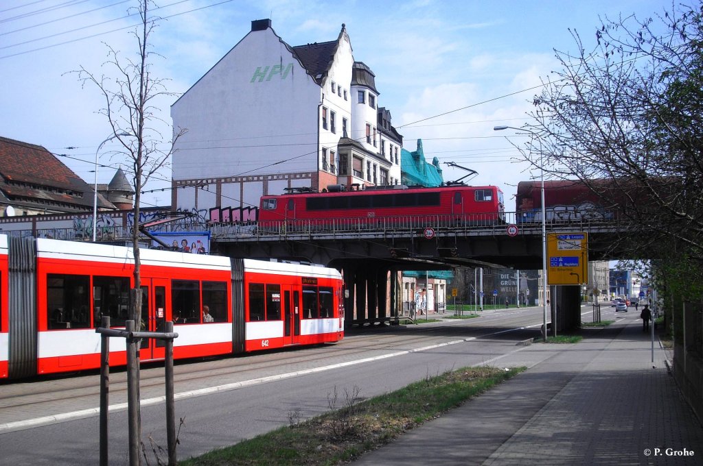 DB 155 224-9 vor FIR 51197 von Hagen Vorhalle nach Engelsdorf kreuzt mit Straenbahnwagen 642 der HAVAG, fotografiert in Halle (Saale), Delitzscher Strae am 07.04.2011