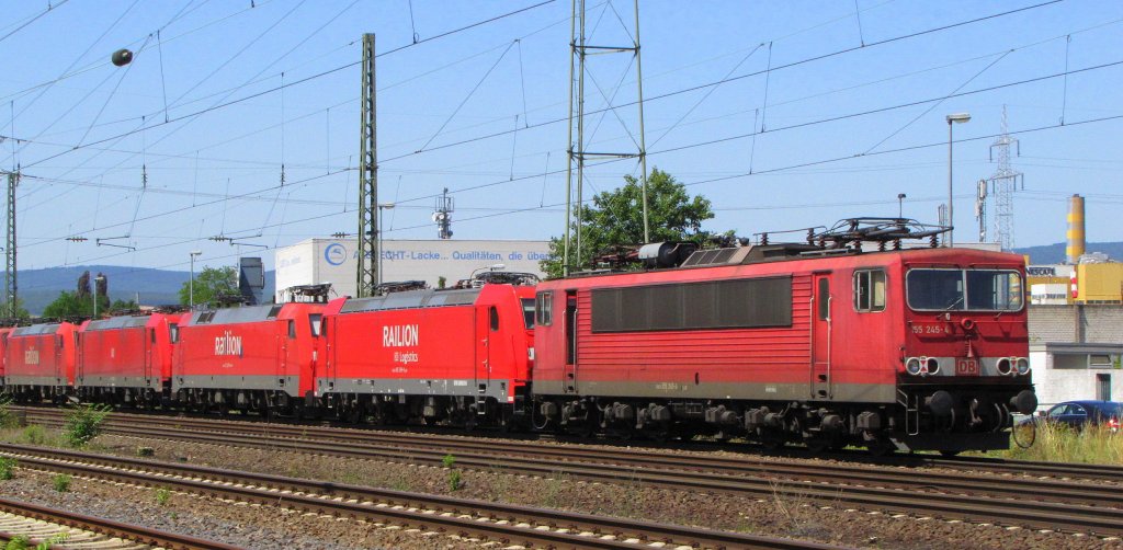 DB 155 245-4 als Schlussfahrzeug an einem Lokzug Richtung Koblenz, in Mainz-Mombach; 16.07.2010