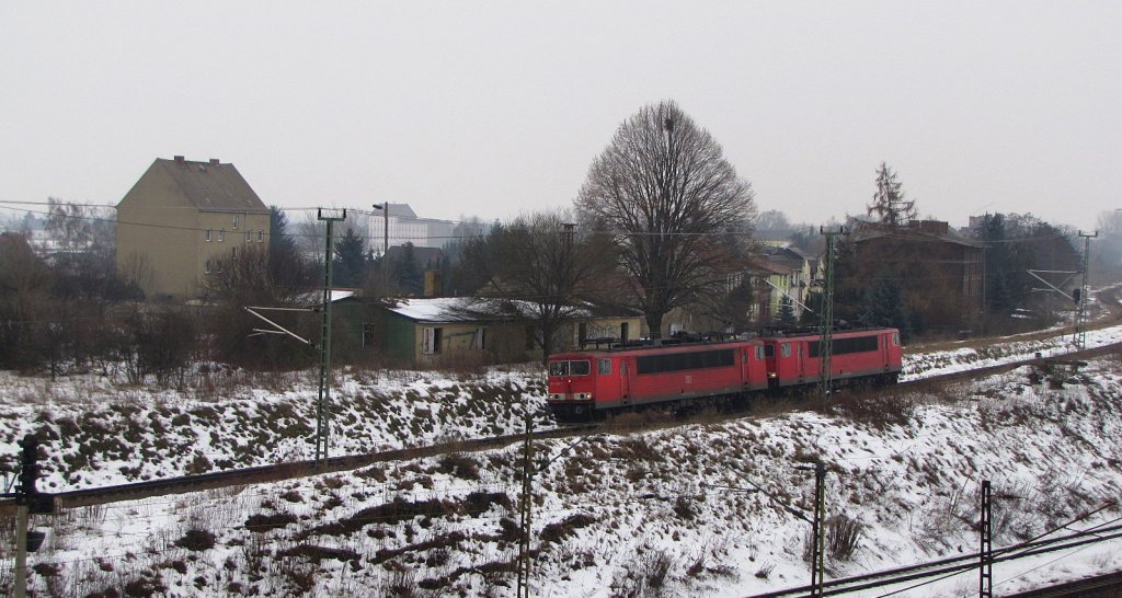 DB 155 256-1 + 155 160-5 bei einer Rangierfahrt im Gleisdreieck Grokorbetha; 21.01.2010