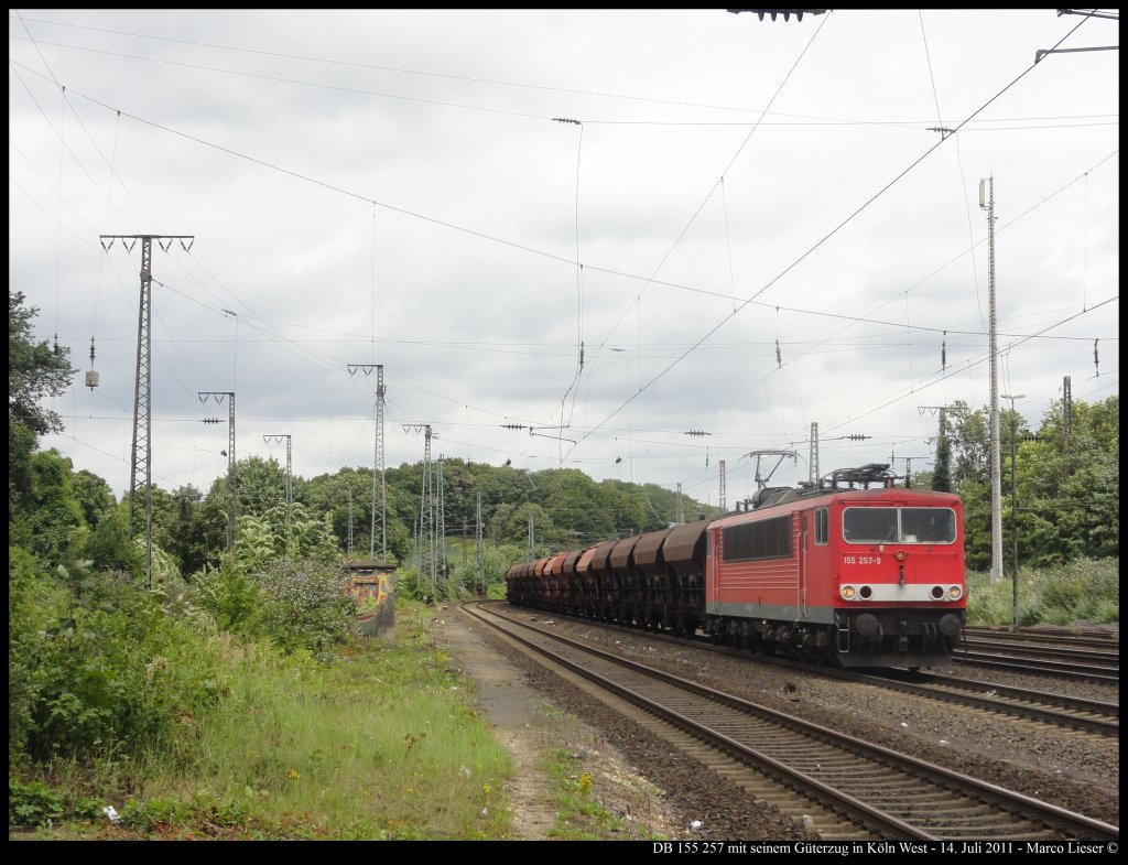 DB 155 257 mit einem Gterzug in Kln West (14.07.2011)