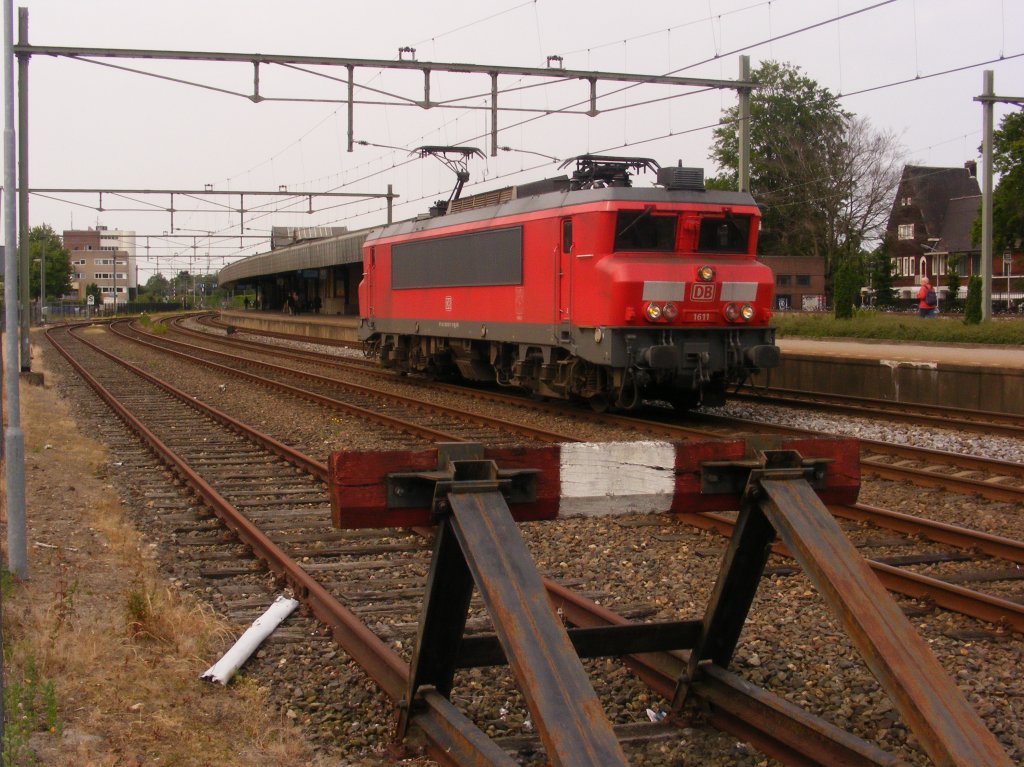 DB 1611 in new red livery - paradoxally a French Alstom fabric - as Loctrain from Kijfhoek to Almelo passing Naarden-Bussum around 16h25 to be back at 21h33 with usually a train of some 30 Res-wagons 20/6/12 