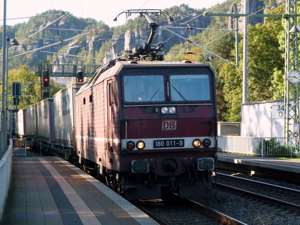 DB 180 011 zieht einen Containerzug durch den Bahnhof Rathen in Richtung Bad Schandau.
1.10.11
