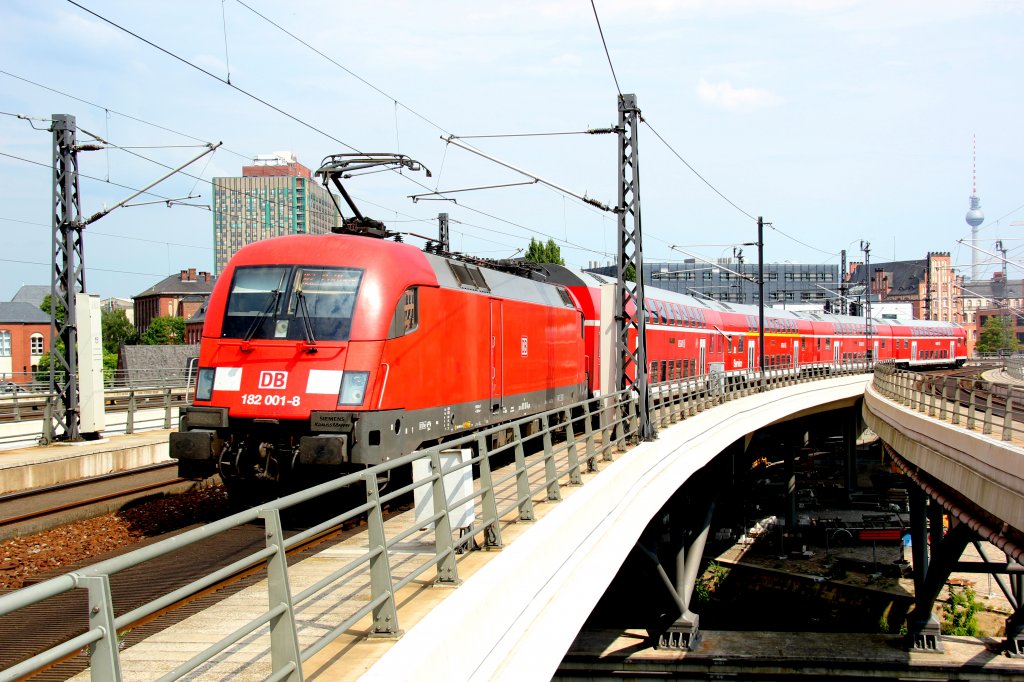 DB 182 001-8 schiebt RE bei der Ausfahrt in Berlin Hbf, August 2012.