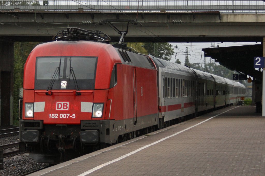 DB 182 007 am 12.9.10 mit IC 1812 in Dsseldorf-Angermund