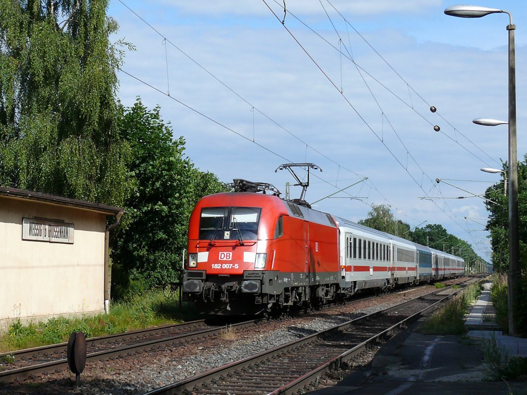 DB 182 007 mit dem verspteten EC 174 Budapest-Kelety - Hamburg-Altona auf der Umleitungsstrecke nach Berlin bei Durchfahrt in Weissig bei Grossenhain; 19.06.2010
