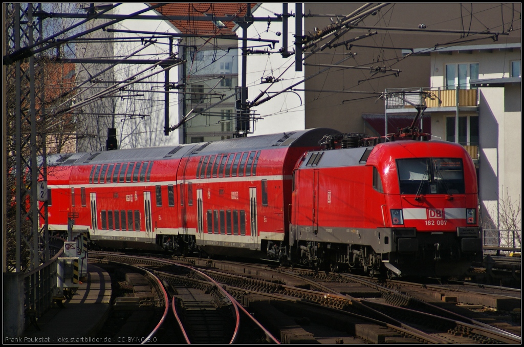 DB 182 007 schiebt den RE1 am 07.04.2013 durch die typische Huserschlucht am Bahnhof Berlin Friedrichstrae 