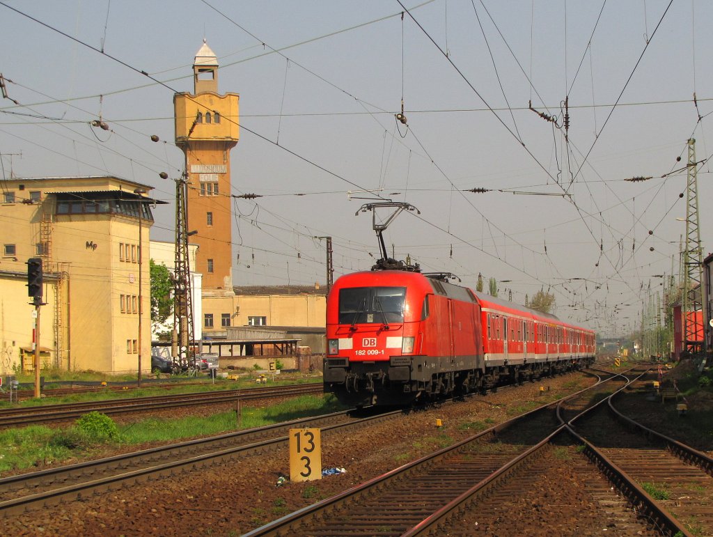 DB 182 009-1 mit der RB 16315 von Eisenach nach Halle (S) Hbf, bei der Ausfahrt in Merseburg; 21.04.2011