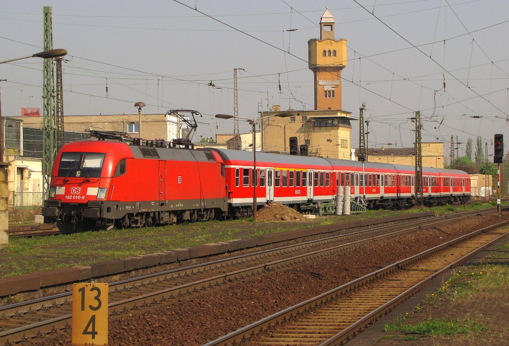 DB 182 010-9 mit der RB 16314 von Halle (S) Hbf nach Eisenach, bei der Einfahrt in Merseburg; 21.04.2011