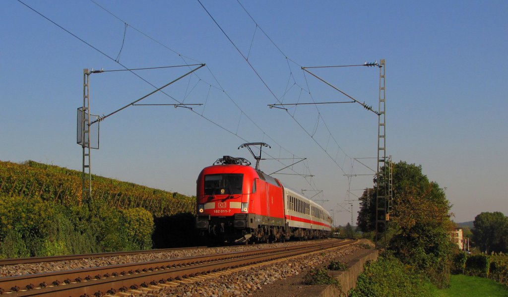 DB 182 011-7 mit dem IC 1812 von Frankfurt (M) Hbf nach Hamburg-Altona, bei Erbach (Rheingau); 10.10.2010