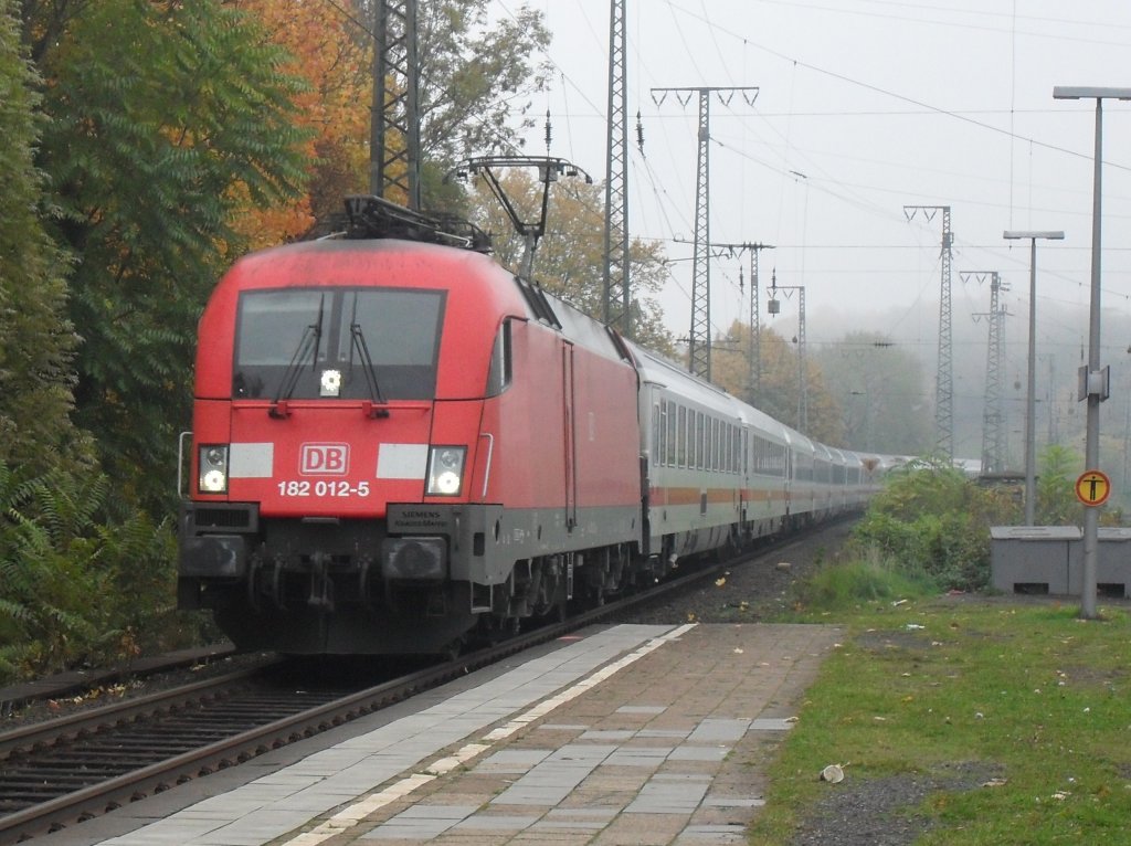 DB 182 012-5 mit dem IC 2022 in Kln West am 1.11.10. Gru an die mit Fotografen