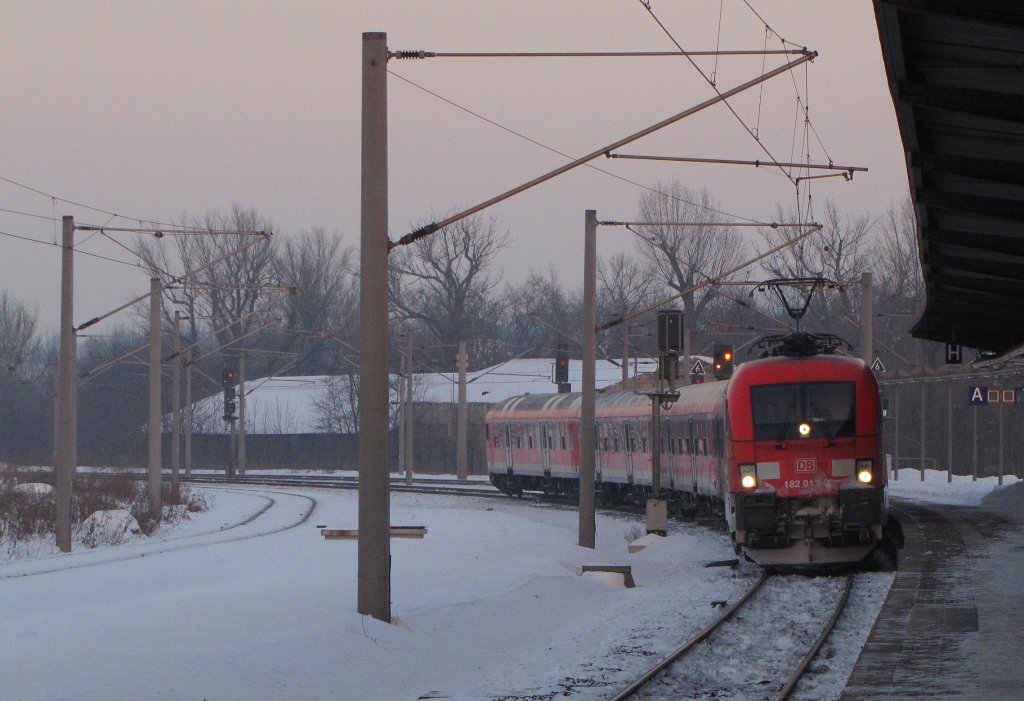 DB 182 013-3 mit der RB 16324 von Halle (S) Hbf nach Weimar, bei der Einfahrt in Weienfels. An diesem Tag war zwischen Weimar und Erfurt SEV, daher endete diese RB bereits in Weimar und nicht wie blich in Eisenach; 29.12.2010