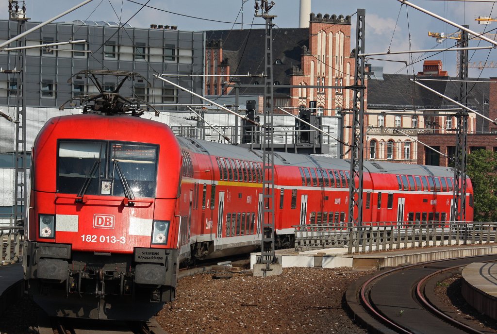 DB 182 013 am 3.8.12 mit einem RE bei der Einfahrt in Berlin Hbf.