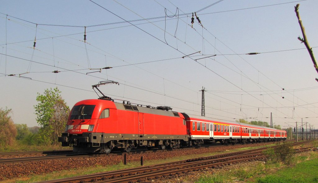 DB 182 014-1 mit der RB 16317 von Eisenach nach Halle (S) Hbf, in Naumburg (S); 20.04.2011