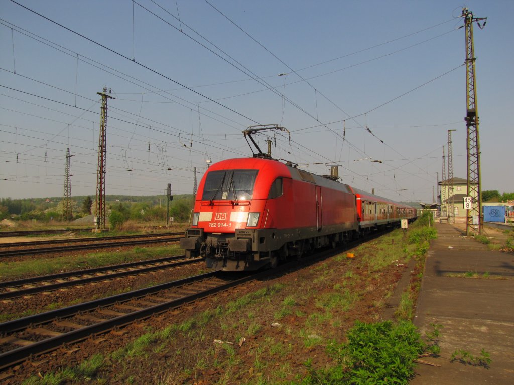 DB 182 014-1 mit der RB 16325 von Eisenach nach Halle (S) Hbf, in Naumburg (S) Hbf; 21.04.2011