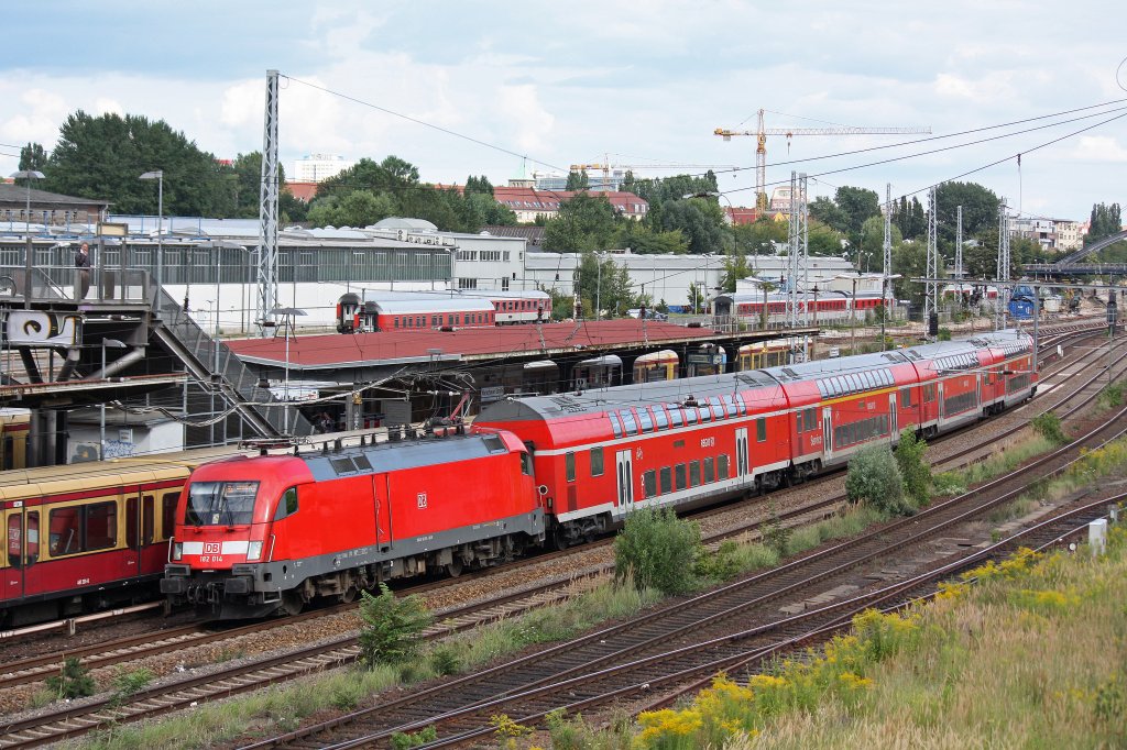 DB 182 014 am 11.8.12 mit einem RE an der Warschauer Strae in Berlin.