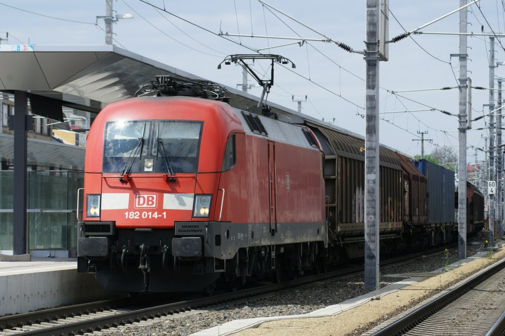 DB 182 014 fahrt aus Linz kommend durch den St.Pltener Hbf. in Richtung Wien. 1.5.2010