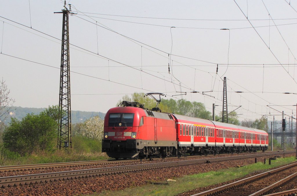 DB 182 016-6 mit der RB 16314 von Halle (S) Hbf nach Eisenach, in Naumburg (S); 20.04.2011
