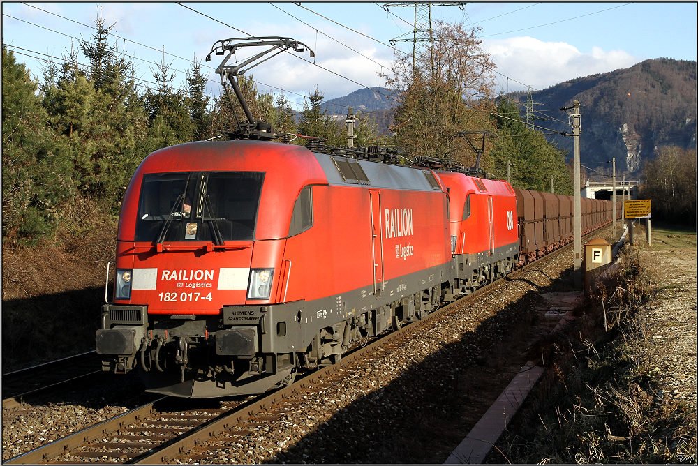 DB 182 017 Railion und 1116 035 ziehen den LGAG 47407 von Donawitz nach Spielfeld.
Stbing 3.1.2010