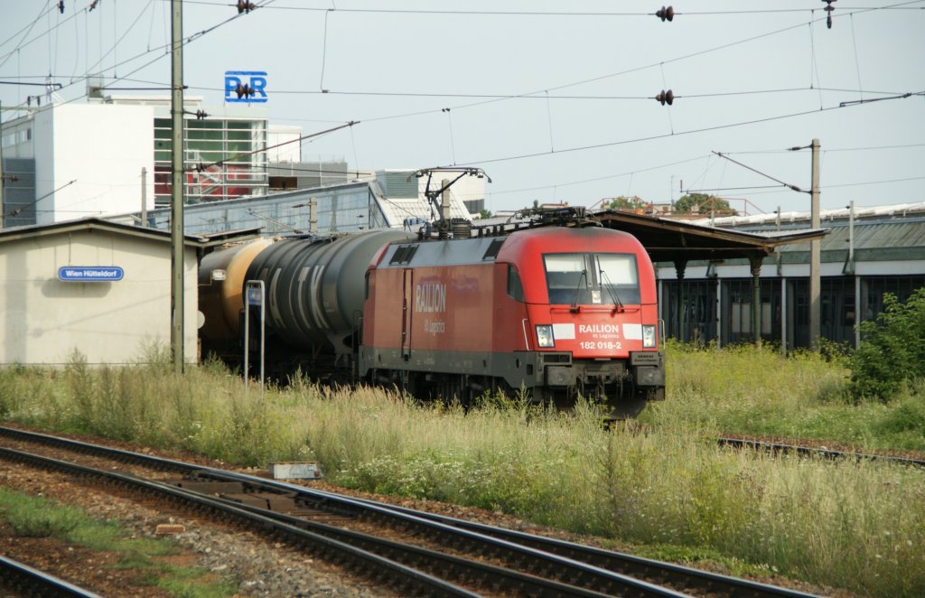 DB-182 018 zieht einen gemischten Gterzug durch Wien Htteldorf Richtung St.Plten. 31.7.2009