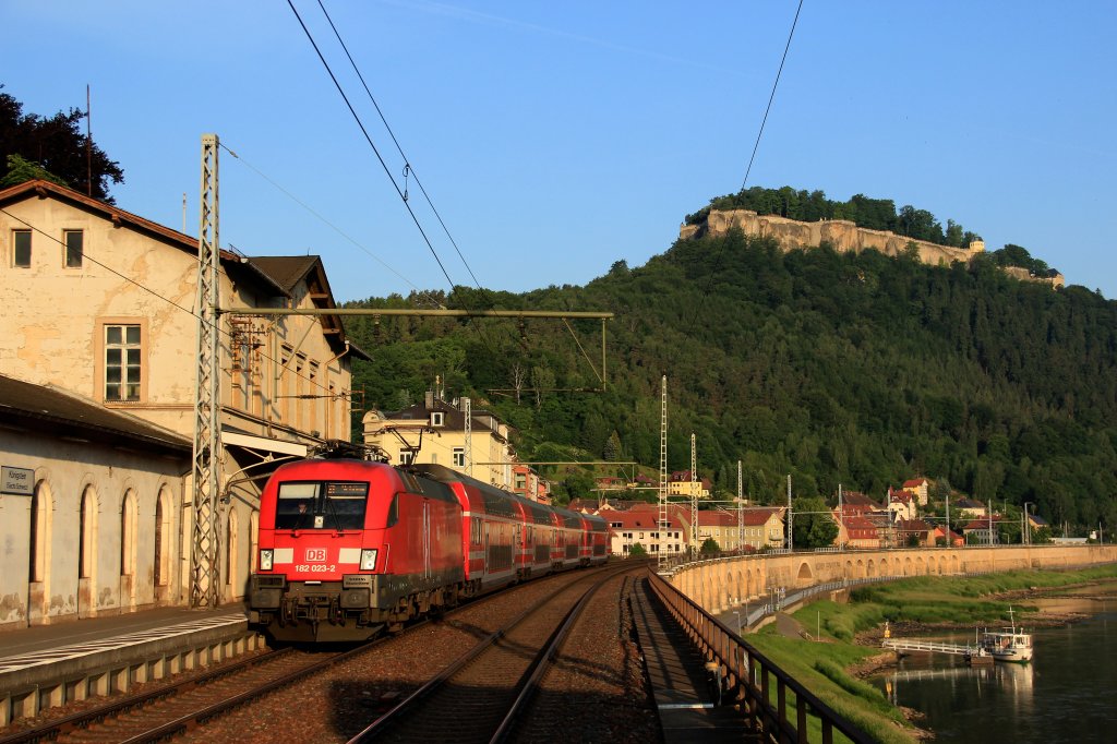 DB 182 023-2 im Einsatz bei der S-Bahn Dresden, kommt am Morgen des 30.05.12 mit ihrer S1 nach Schna in Knigstein (schsische Schweiz) an.