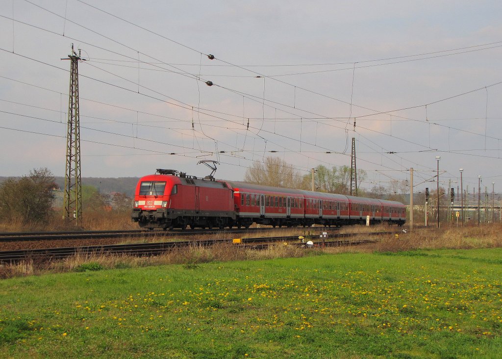 DB 182 024-0 mit der RB 16326 von Halle (S) Hbf nach Eisenach, am 14.04.2012 in Naumburg (S).