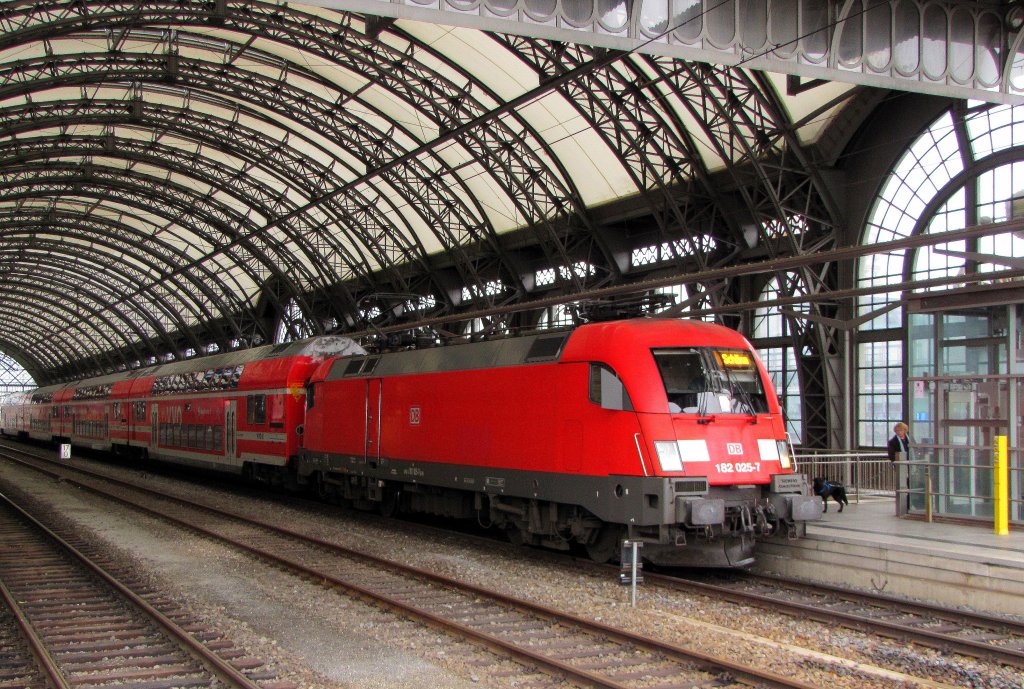 DB 182 025-7 mit der S 37737 (S1) von Meien nach Schna, am 05.01.2013 in Dresden Hbf.