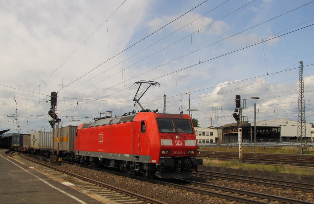 DB 185 006-4 mit einem KLV Richtung Koblenz, am 18.07.2012 bei der Durchfahrt in Neuwied.
