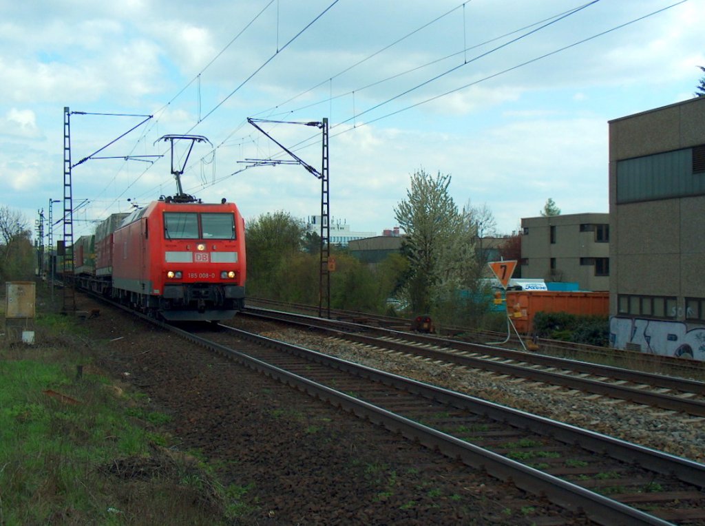DB 185 008-8 mit einem KLV Richtung Koblenz, in Wiesbaden-Biebrich; 15.04.2008