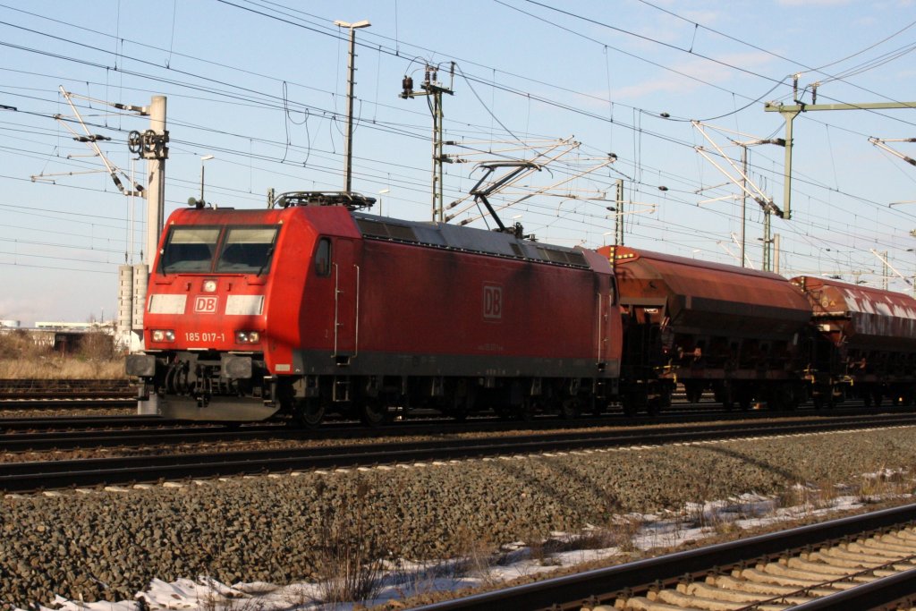DB 185 017-1 passiert am 08.01.2011 mit einem Ganzzug den Bitterfelder Bahnhof.