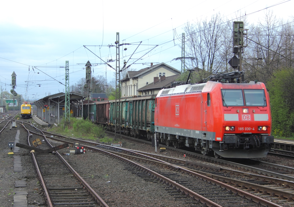 DB 185 030-4 und im Hintergrund DB Netz 711 201 mit einem ex. DB Bereisungswagen in Bonn-Beuel am 10.4.2012 