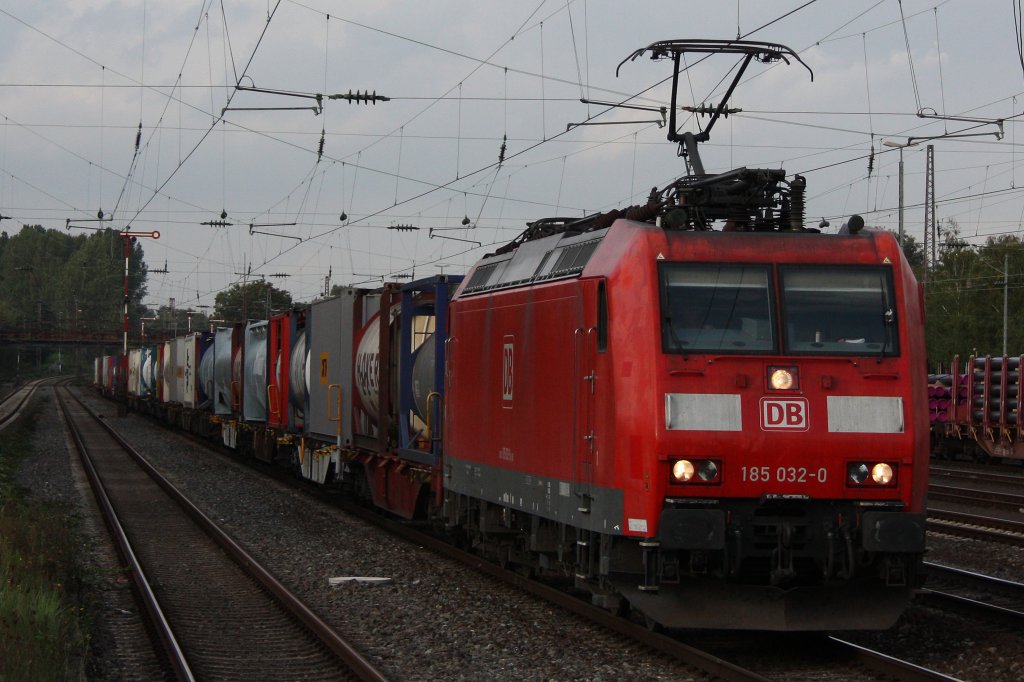 DB 185 032 am 22.9.11 bei der Durchfahrt durch Dsseldorf-Rath.